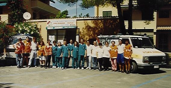 gruppo misto con volontari Avvenire Prato1996.jpg