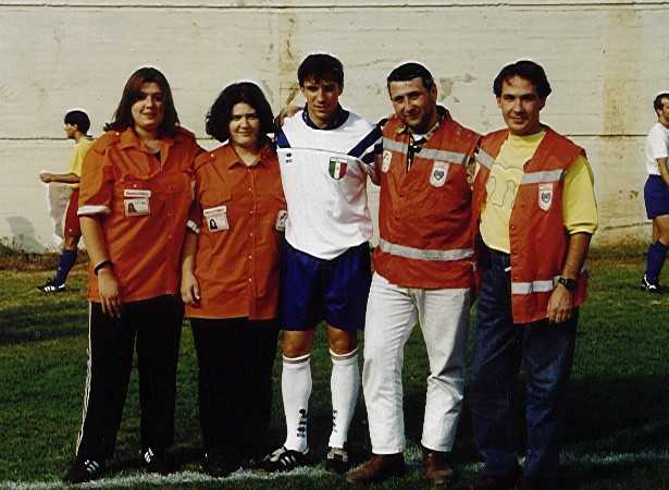 1995 - Del Piero e Volontari Pubblica Assistenza Porto Azzurro.jpg