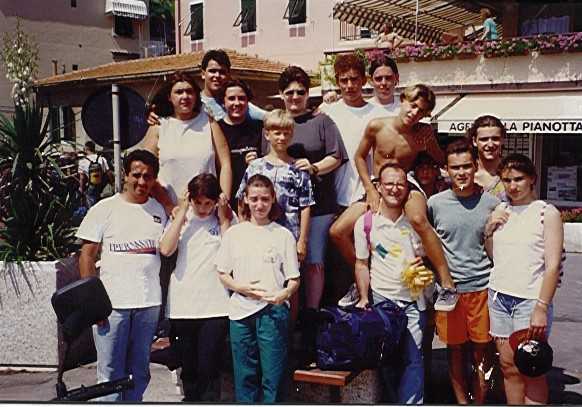 con volontari pa avvenire Prato1996.jpg