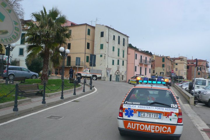Sfilata mezzi mobili a Rio Marina.jpg