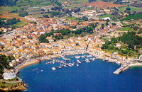 veduta aerea di Porto Azzurro all'isola delba