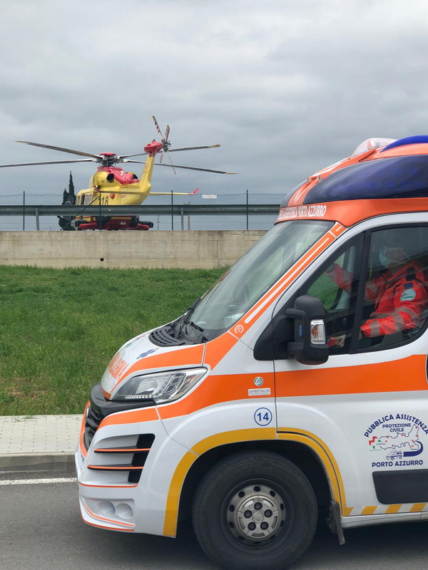 ambulanza della pubblica assistenza porto azzurro